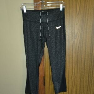 Nike Women's Black and Gray Cropped Leggings